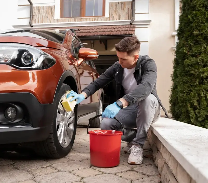 Lavage auto à domicile Le Verger : professionnel intervenant sur un véhicule